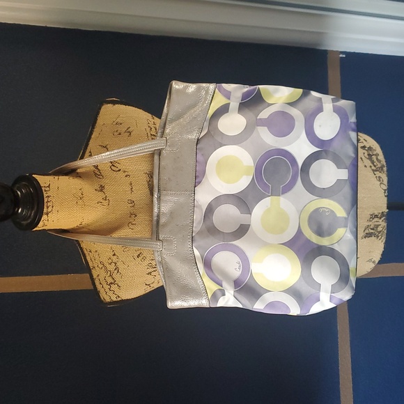 Tote - Picture 4 of 11